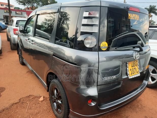 Toyota Sienta 2011 Silver