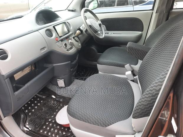 Toyota Sienta 2011 Silver
