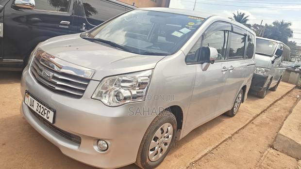 Toyota Noah 2013 Silver