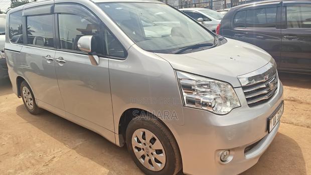Toyota Noah 2013 Silver