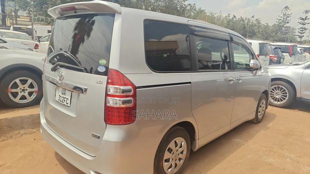 Toyota Noah 2013 Silver