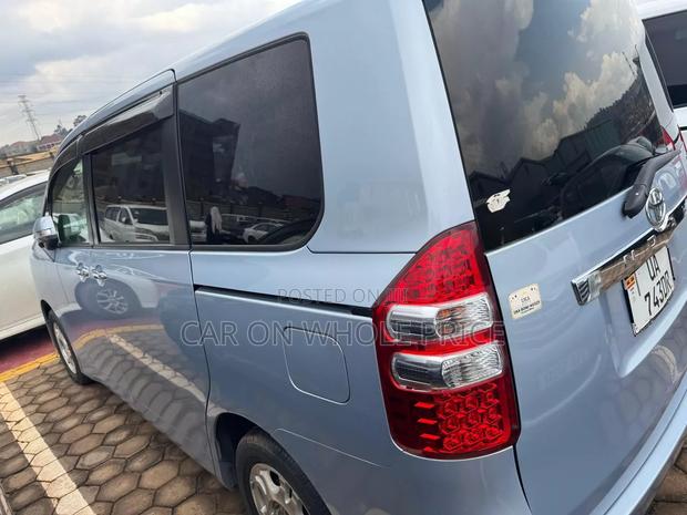 Toyota Noah 2010 Beige