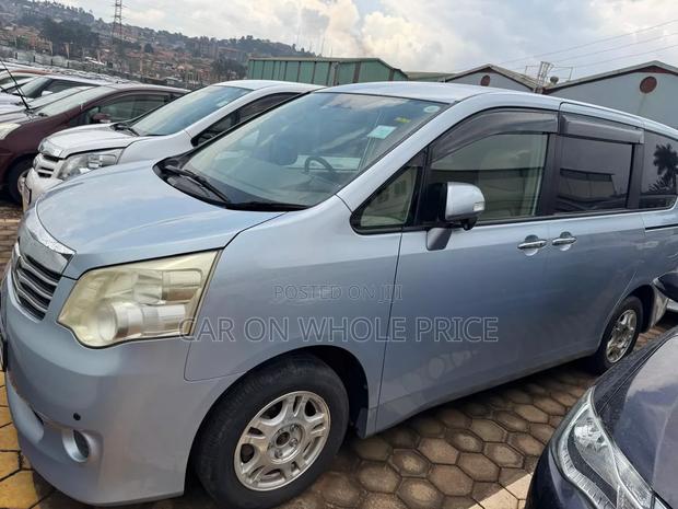 Toyota Noah 2010 Beige