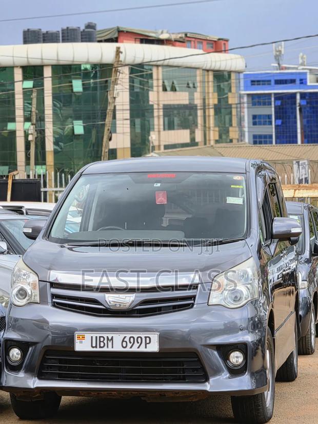 Toyota Noah 2010 Gray