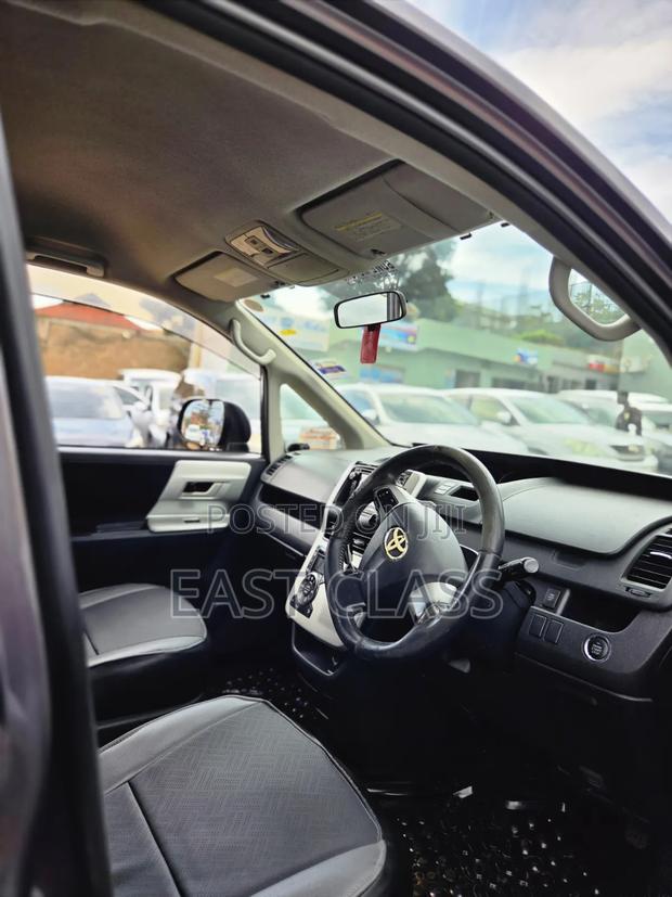Toyota Noah 2010 Gray