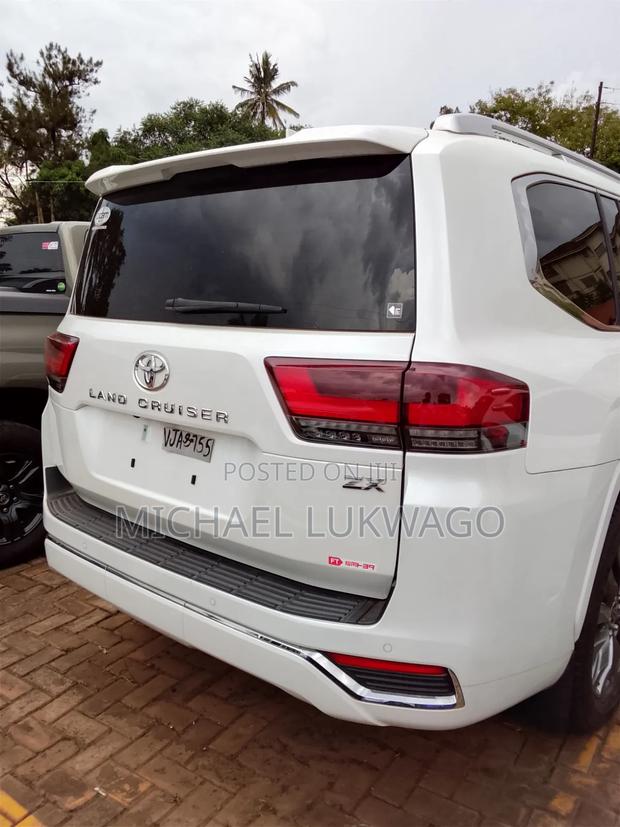 Toyota Land Cruiser LC300 2023 Pearl