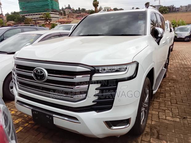 Toyota Land Cruiser LC300 2023 Pearl