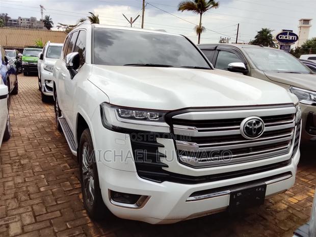 Toyota Land Cruiser LC300 2023 Pearl