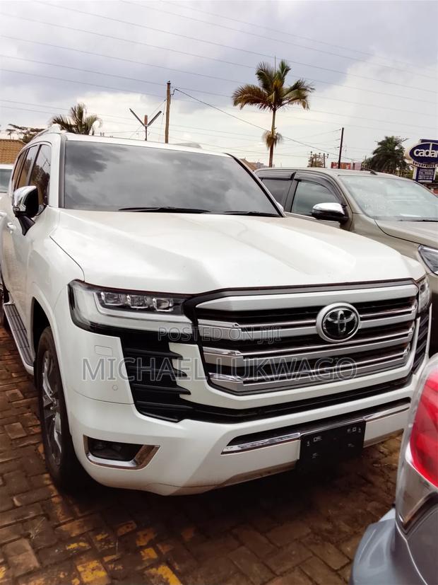 Toyota Land Cruiser LC300 2023 Pearl