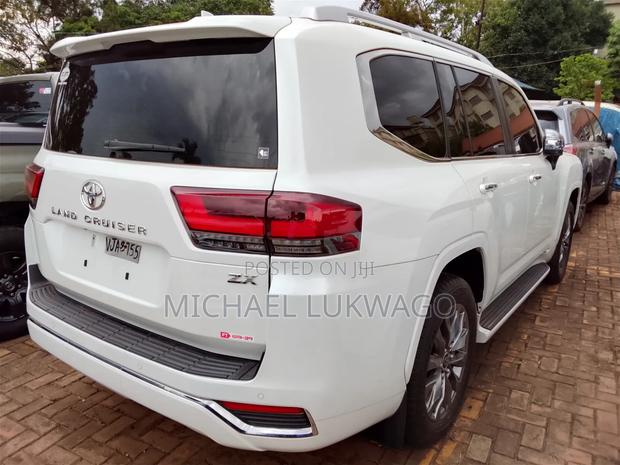 Toyota Land Cruiser LC300 2023 Pearl