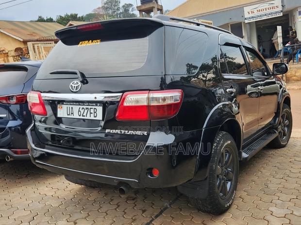 Toyota Fortuner 2010 Black