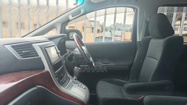 Toyota Alphard 2010 Silver