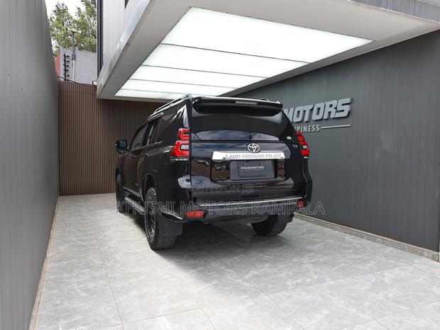 Toyota Land Cruiser Prado 2.8 2017 Black