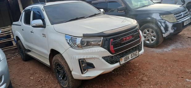 Toyota Hilux 2011 White