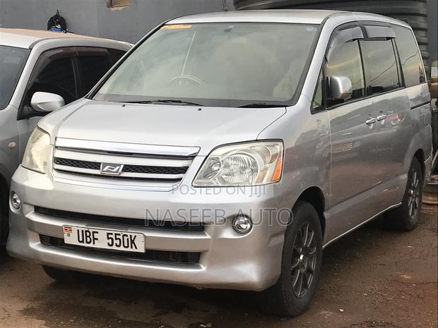 Toyota Noah 2006 Silver