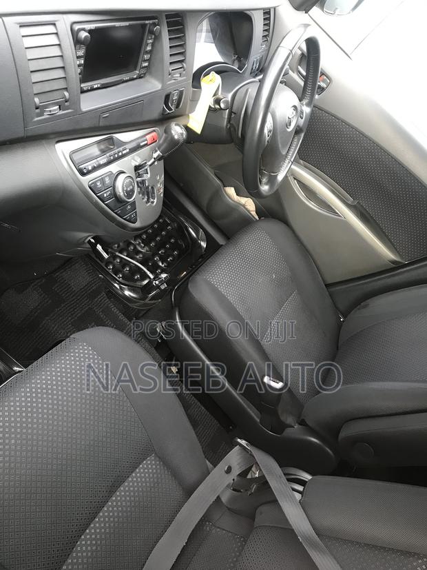 Toyota ISIS 2008 Silver