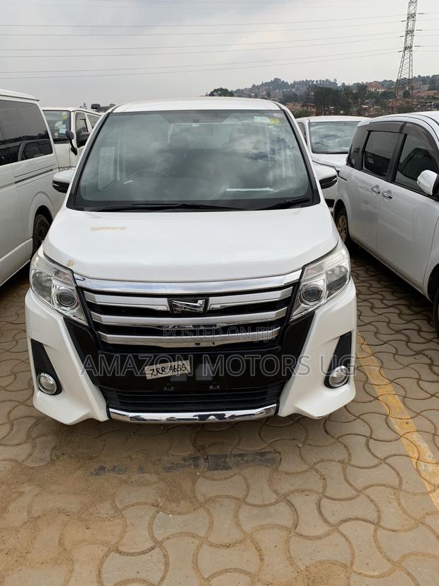 Toyota Noah 2.0 AWD (7 Seater) 2015 White