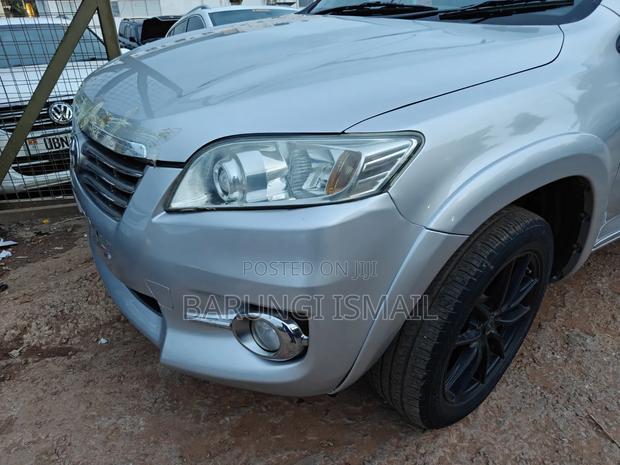 Toyota Vanguard 2011 Silver