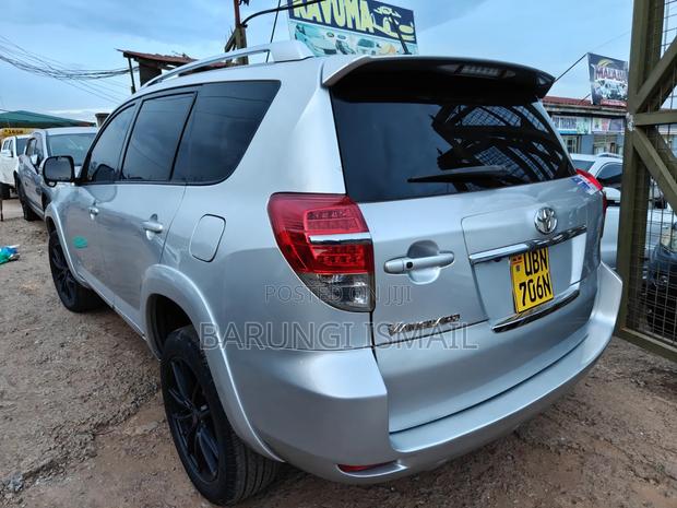 Toyota Vanguard 2011 Silver