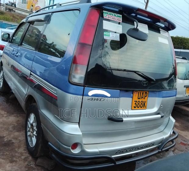 Toyota Noah 2001