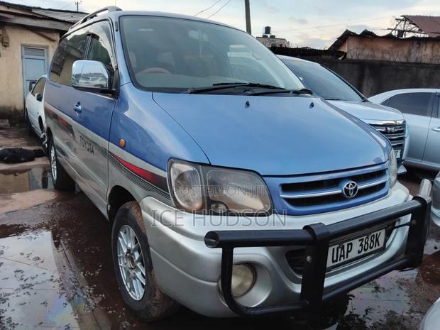 Toyota Noah 2001