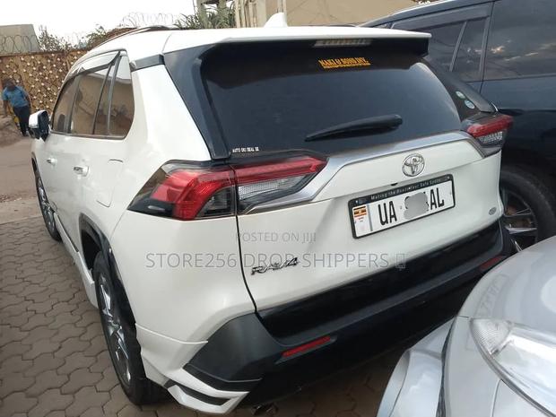 Toyota RAV4 XLE Premium FWD 2019 White