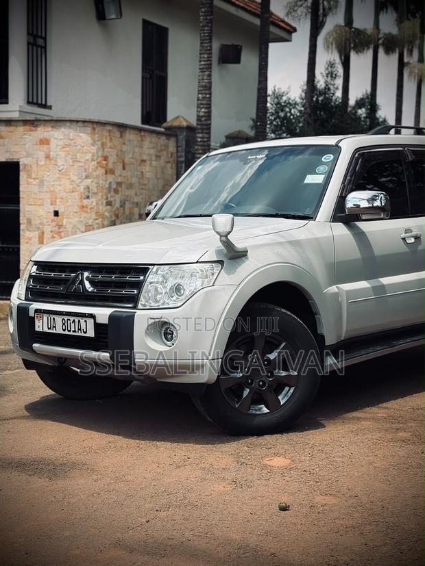Mitsubishi Pajero 2011 White
