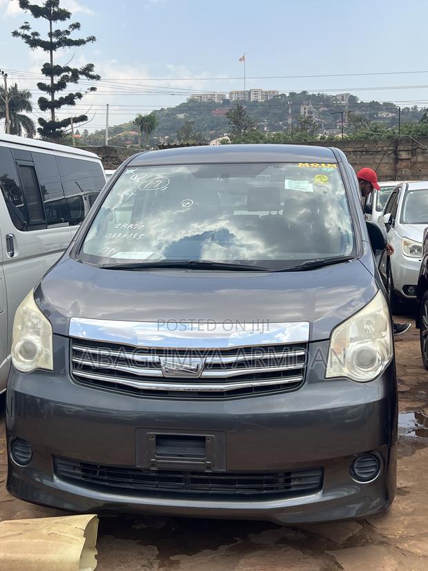 Toyota Noah 2012 Gray