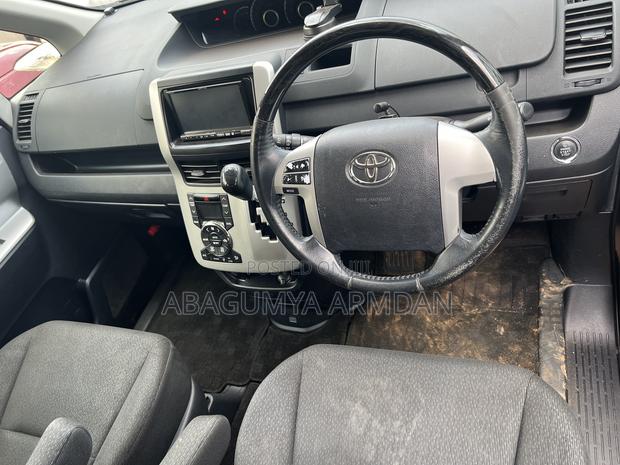 Toyota Noah 2012 Gray