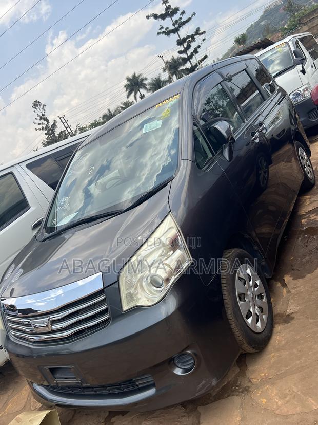Toyota Noah 2012 Gray