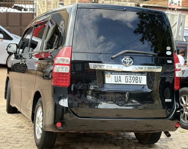 Toyota Noah 2.0 143hp FWD (7 Seater) 2012 Black