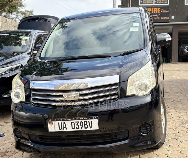 Toyota Noah 2.0 143hp FWD (7 Seater) 2012 Black