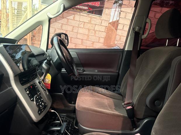 Toyota Noah 2.0 143hp FWD (7 Seater) 2012 Black
