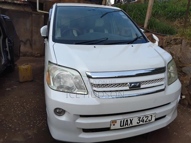 Toyota Noah 2006 Silver