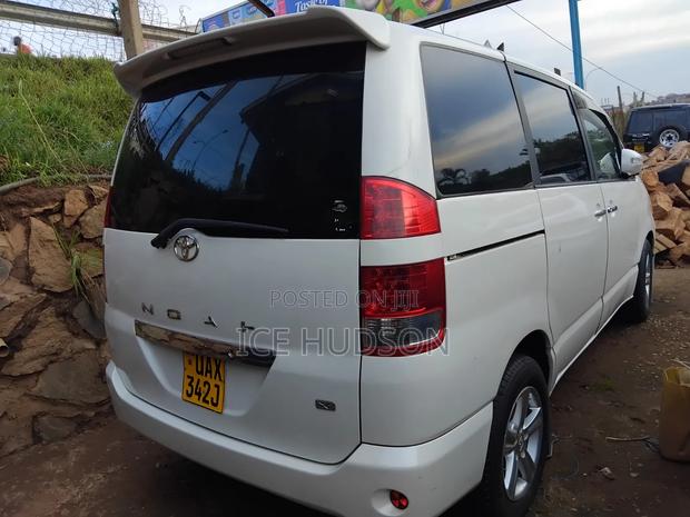 Toyota Noah 2006 Silver