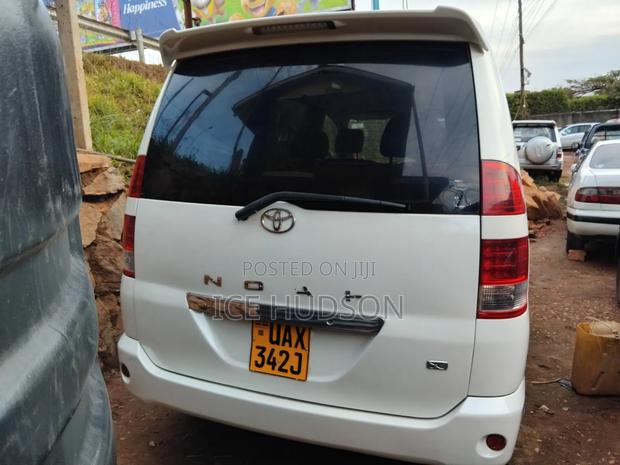 Toyota Noah 2006 Silver