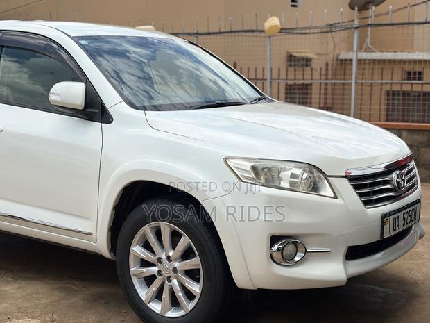Toyota Vanguard 2012 White