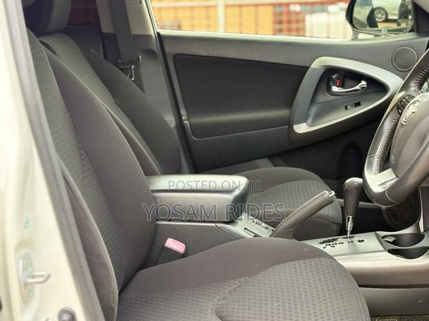 Toyota Vanguard 2012 White