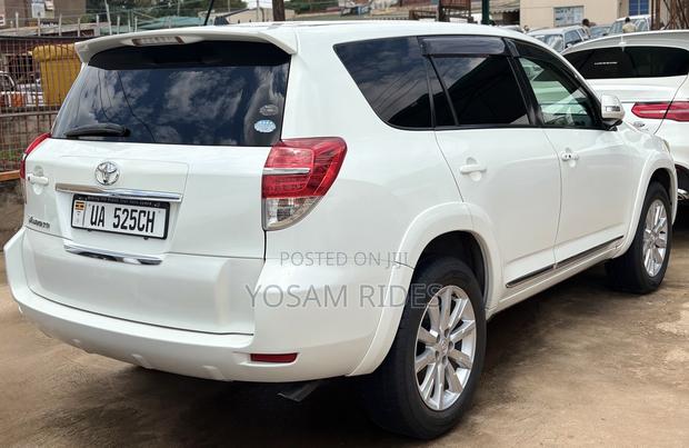 Toyota Vanguard 2012 White