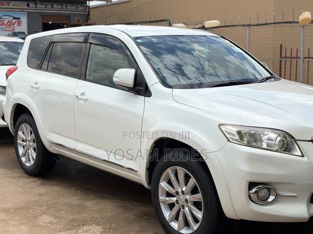 Toyota Vanguard 2012 White