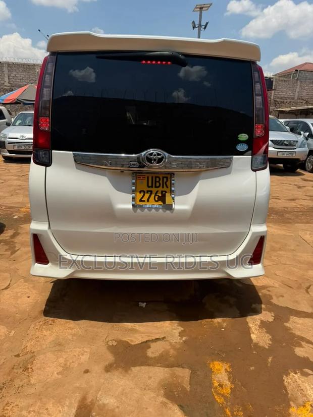 Toyota Noah 2.0 AWD (8 Seater) 2016 White