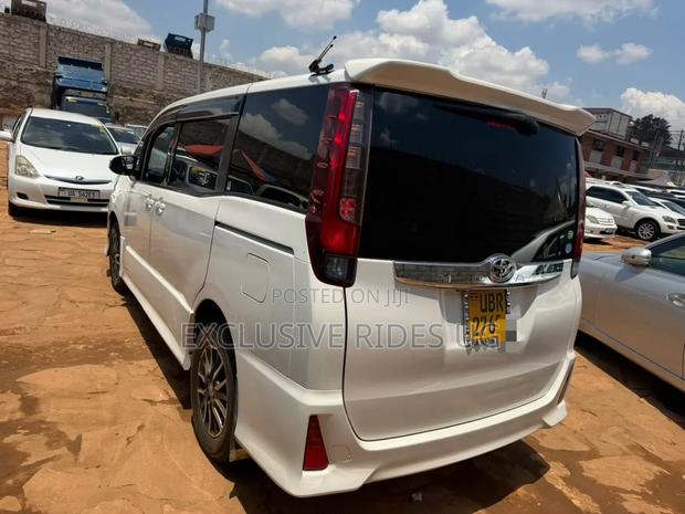 Toyota Noah 2.0 AWD (8 Seater) 2016 White