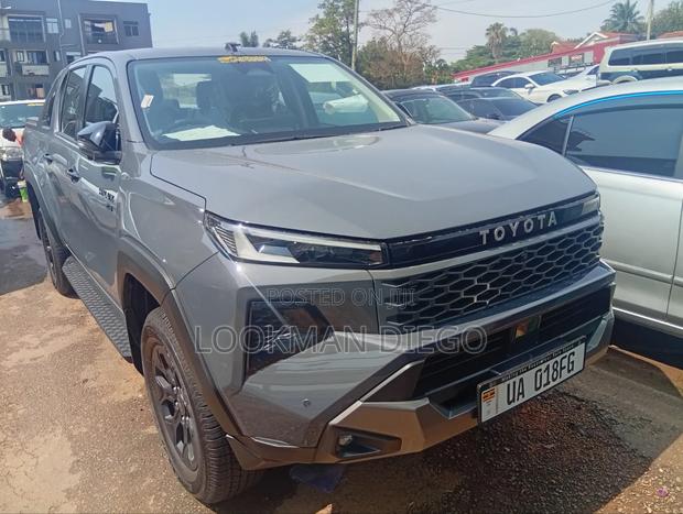 Toyota Hilux 2025 Gray