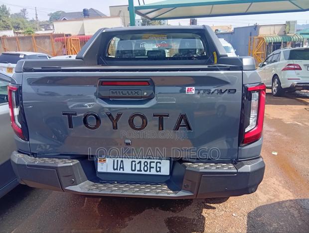 Toyota Hilux 2025 Gray