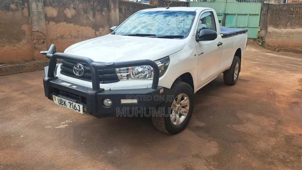 Toyota Hilux 2021 White