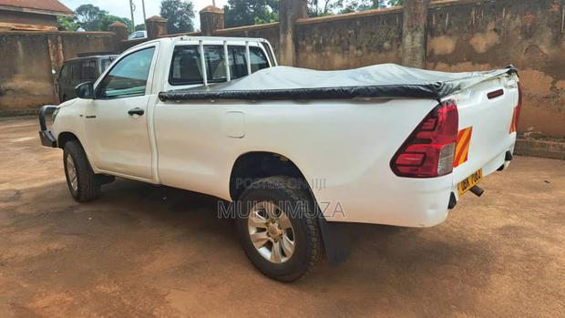 Toyota Hilux 2021 White