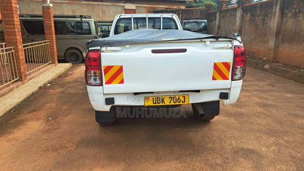 Toyota Hilux 2021 White