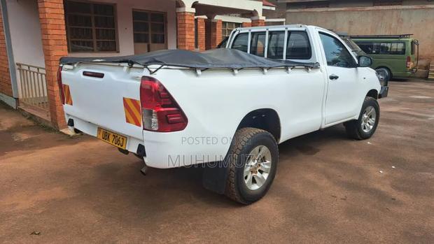 Toyota Hilux 2021 White