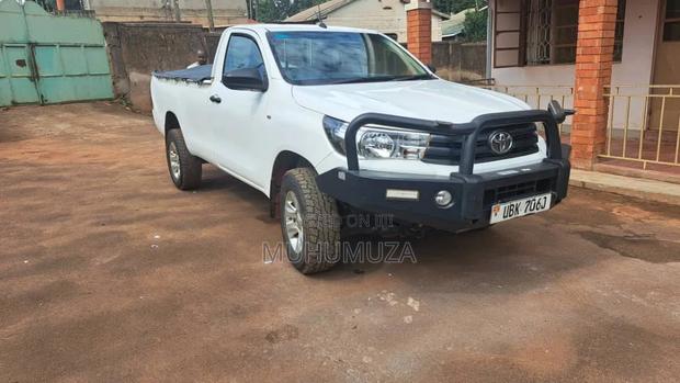 Toyota Hilux 2021 White
