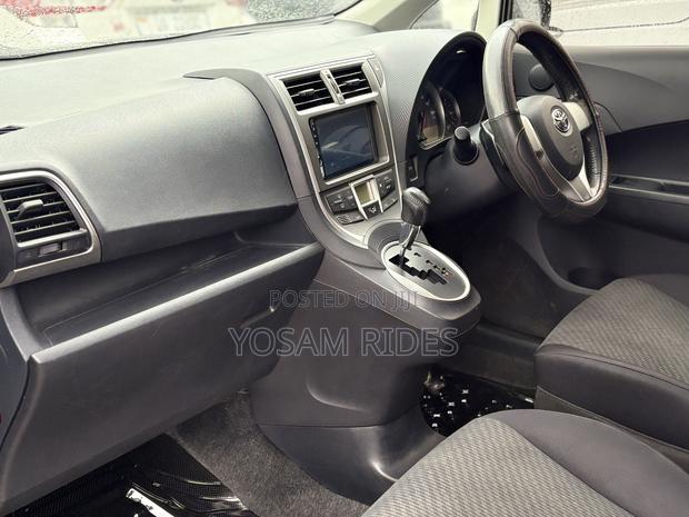 Toyota Ractis 1.5 FWD 2011 Gray